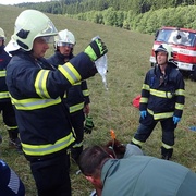 Vlastní traktor přejel muži dolní část těla