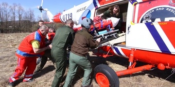 Nehoda cyklisty i motorkáře, k té první letěl pro těžce zraněného mladého muže vrtulník