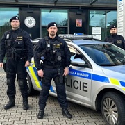 Žena přivázala pejska k zábradlí a rozhodla se ukončit život skokem z mostu