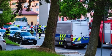 Výbuch v panelovém domě, šestnáctiletý chlapec je ve vážném stavu a žena v kritickém, o její život nyní bojují lékaři