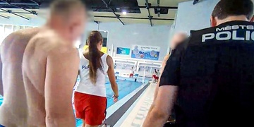 Napadení v parní komoře bazénu na Slovanech