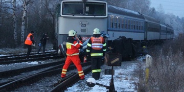 Vlak narazil do uvízlého auta, jiný zase srazil a na místě usmrtil člověka