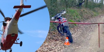 Motorkář přehlédl závoru a stroj položil