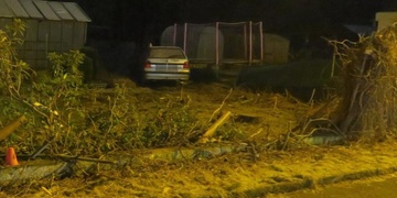 Opilá dvojice autem zdemolovala zahradu a pak z místa utekla