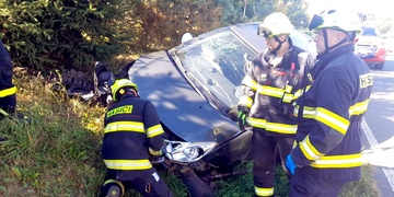 Řidička dostala v zatáčce smyk a s autem skončila mimo silnici