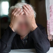 Žena kvůli penězům zadržovala a pak pobodala vlastní maminku