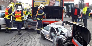 Senior naboural protijedoucí auto a pak ještě autobus