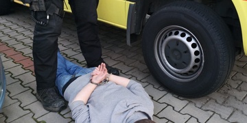 V Plzni opilec napadl a zranil záchranáře