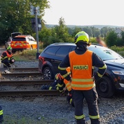 Řidič se svým vozem skončil zaseknutý v kolejišti