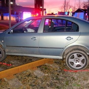 Auto na železničních kolejích