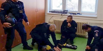 Teprve osmnáctiletý chlapec se oběsil na autobusové zastávce