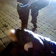 Opilec si ustal na chodníku a strážníkům tvrdil, že se jmenuje Adolf Hitler