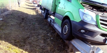 Dodávka na dálnici narazila do billboardu