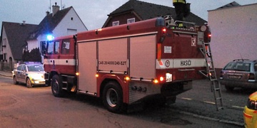 Stařeček se zabarikádoval v bytě a potřeboval pomoc