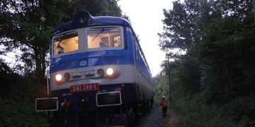 Opilý muž v Chlumčanech vyskočil z vlaku