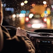 Šel se schovat před deštěm, vrátil se s ukradeným autem téměř za milion