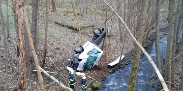 Dodávka se skutálela ze svahu a zůstala ležet na břehu potoka