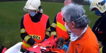 Motorkář narazil do svodidel a je velmi vážně zraněn