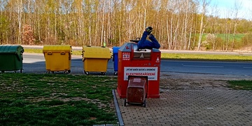 Lovec pokladů uvízl v kontejneru