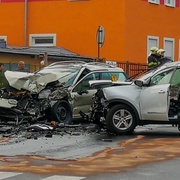 Čelní střet aut, dokonce sedm zraněných najednou