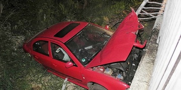 Opilý mladík spadl s autem z mostu a zůstal v něm zaklíněný, našli ho až po více než hodině