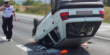 Střet tří aut, mimo jiné je zraněn i vozíčkář