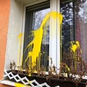 Barvou znečistil okno i fasádu domu