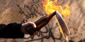 Vyděrač se zápalnými láhvemi