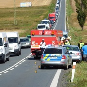 Maminka vezoucí dítě do nemocnice bourala