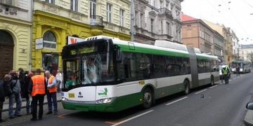 Tak trochu strašidelný článek – v Plzni jezdí trolejbus přitahující smůlu, má číslo 526
