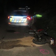 Motorkářka nabourala do policejního vozu
