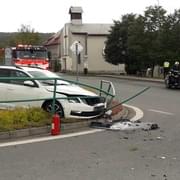 Auto skončilo v záhonech a řidič v nemocnici