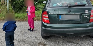 Pachatel ujížděl policii a ve voze vezl malé děti z dětského domova