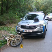 Střet mladistvého motorkáře s policejním vozem