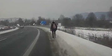 Seniorka se vypravila na pěší túru po dálnici