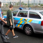 Dva patnáctiletí utekli z výchovného ústavu a jejich první cesta vedla krást