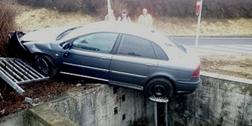 Dopravní nehoda na dálnici D5, auto uvízlo v čističce