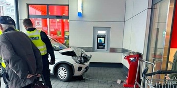 Senior narazil s vozidlem do budovy Kauflandu