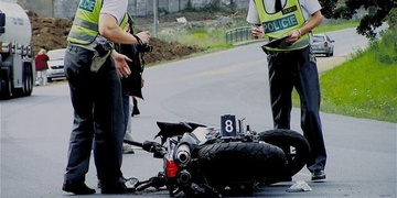 Srážka motocyklu s autem, škoda je sto tisíc