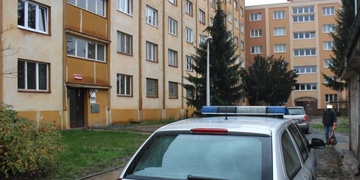 Dvě loupeže v Plzni v jeden den, přepadli stařenku i obchod