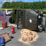 Historický Jeep skončil na boku a jeho posádka v nemocnici