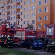 Hasiči právě evakuují jeden z domů na Lochotíně