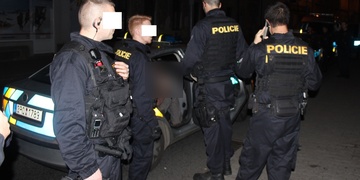 Opilý Němec prokopl dveře taxíku