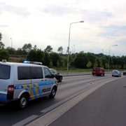 Žena spadla z kola pod auto