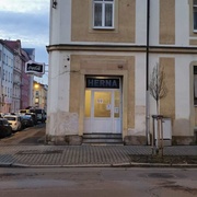 Přepadený jednasedmdesátiletý barman se nejen ubránil, ale útočníka i pořádně dobil