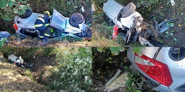 Řidič autem smetl dva sloupy, značku, schránku i plot