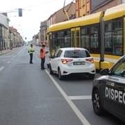 Další střet osobního vozu s tramvají na Slovanech