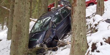 Auto i s celou rodinou spadlo do strže