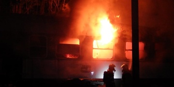 Hasiči v noci bojovali s požárem vagonů na nádraží, škoda je půl milionu