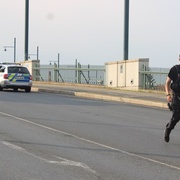 Vylezl na pilíř mostu a podřezával se